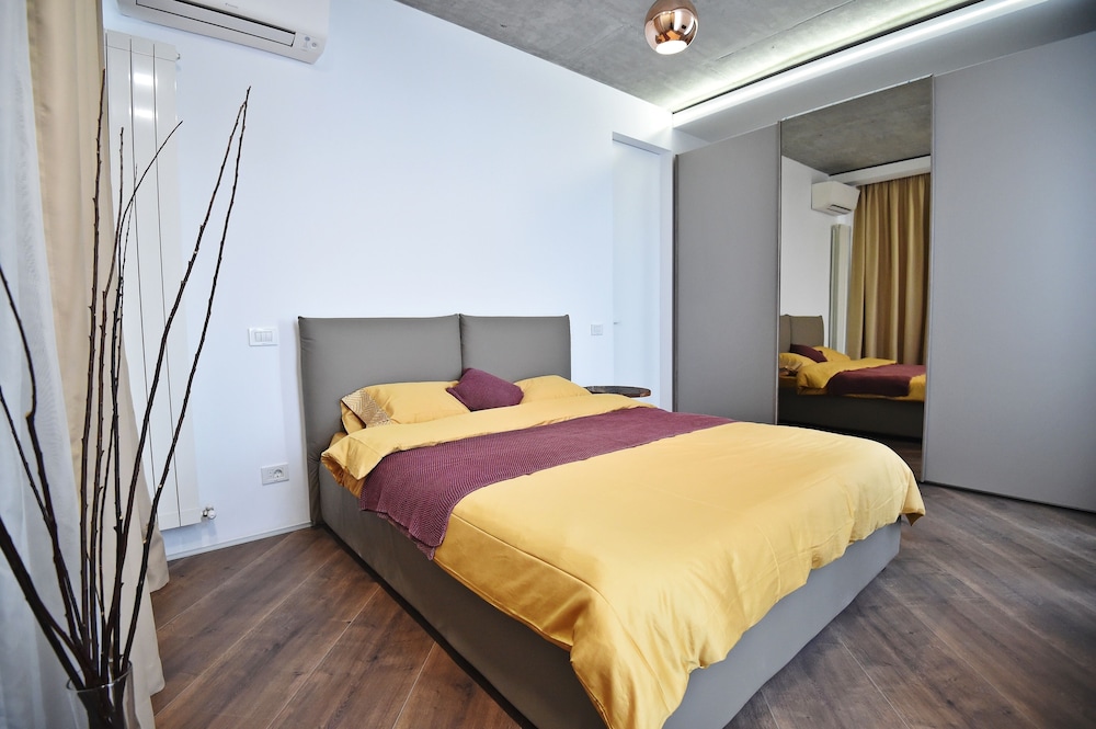 SUPERIOR, APARTMENT, BALCONY