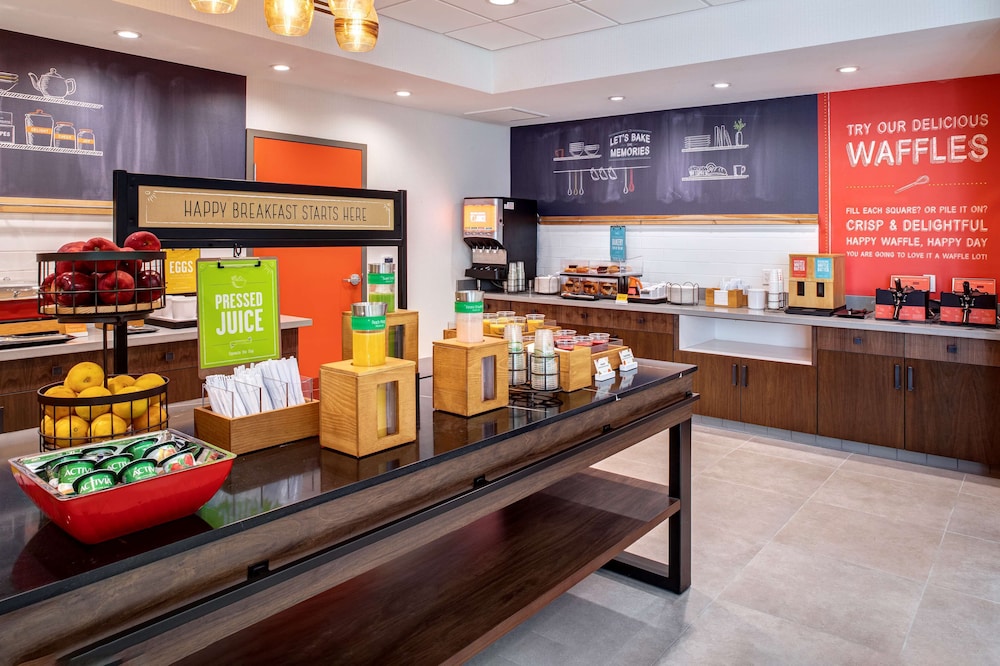 Hampton Inn and Suites Indio, CA 39/43