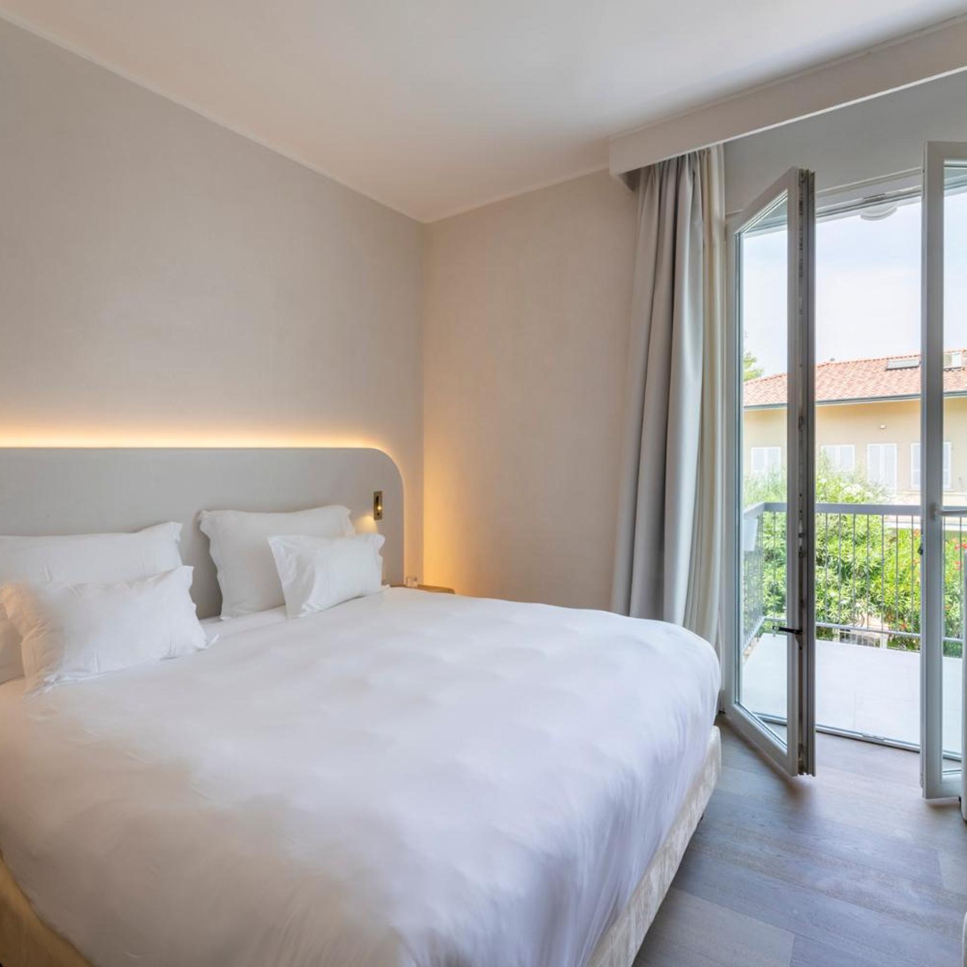Deluxe, Double or Twin Bed, Lake View