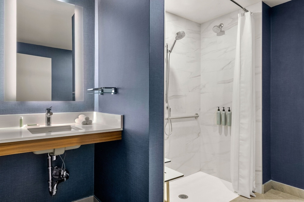 Studio, King Bed, City View, Sofa, Residence Inn by Marriott Laval 4/5