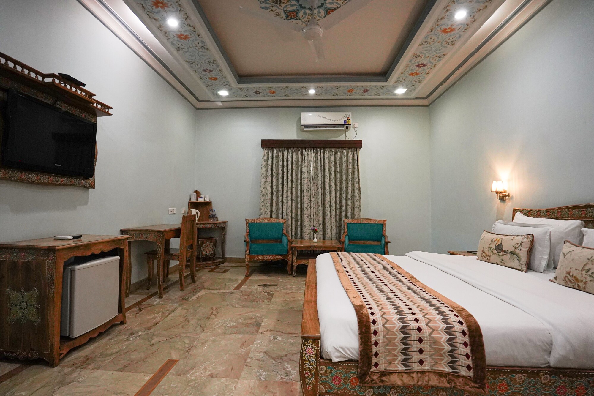 Super, Deluxe, Queen Bed, Pool View