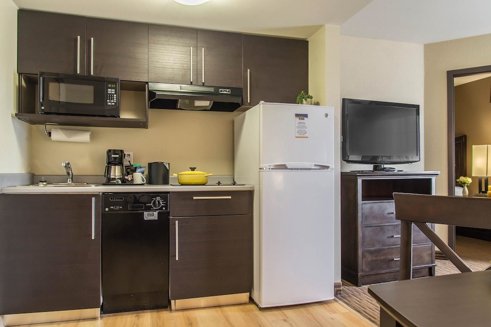 MainStay Suites Winnipeg Airport 10/39