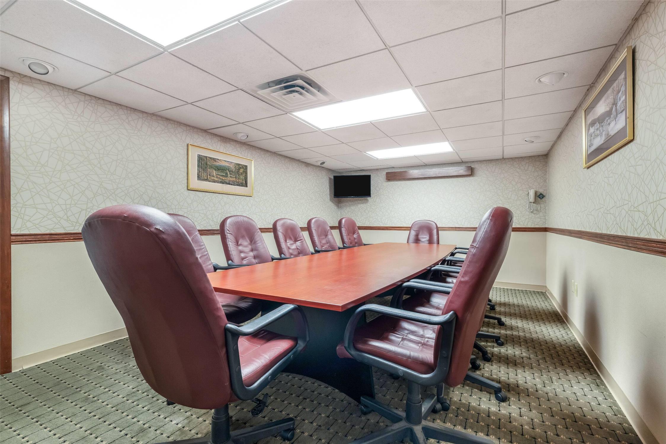 Ramada by Wyndham State College Hotel & Conference Center 28/40