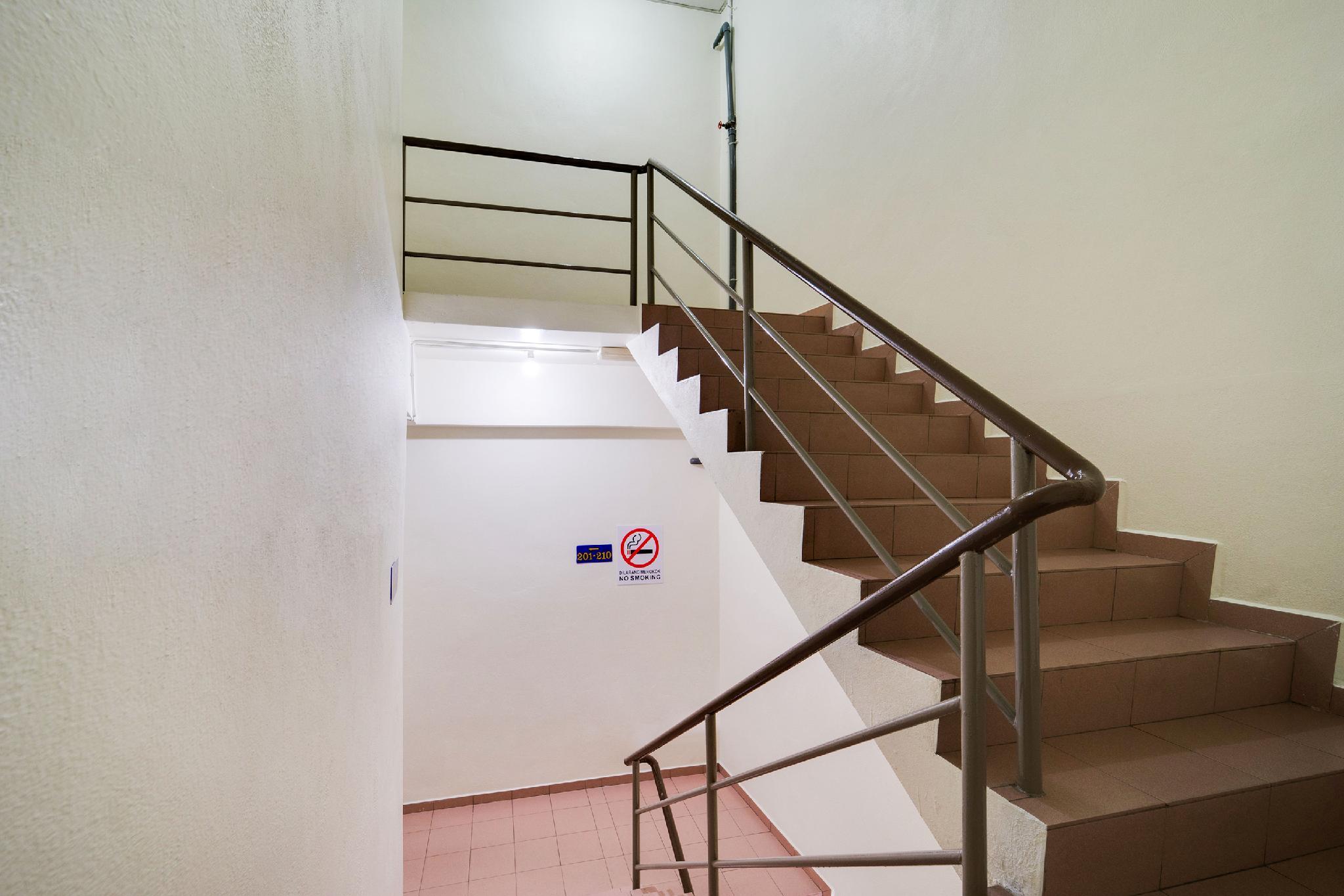 OYO 89461 Cp Hotel 25/32