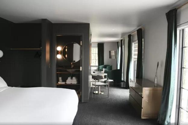Suite, King Bed, Living Area