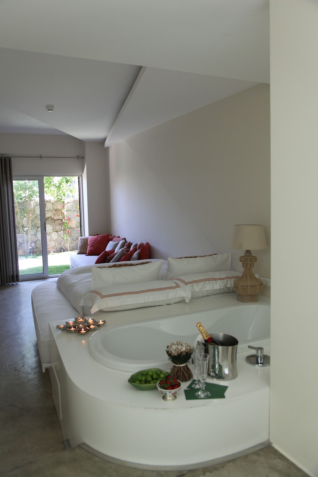 DELUXE, SUITE, JETTED TUB