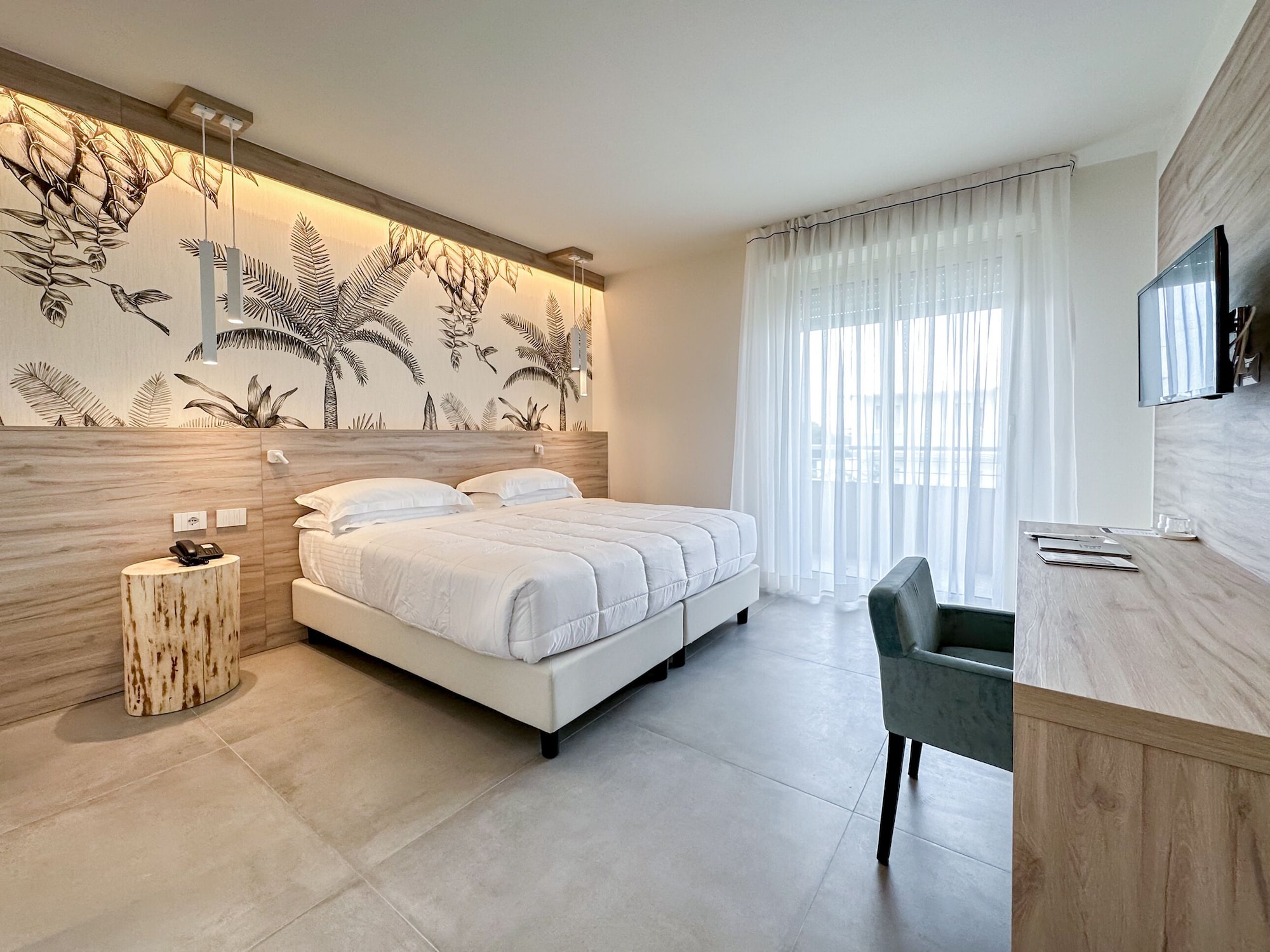 ROOM, KING BED, PARTIAL SEA VIEW