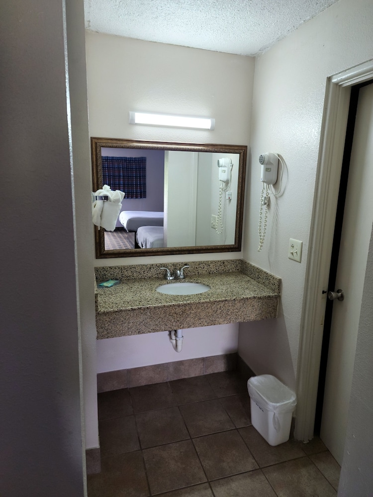 Americas Best Value Inn Elizabethtown 17/26