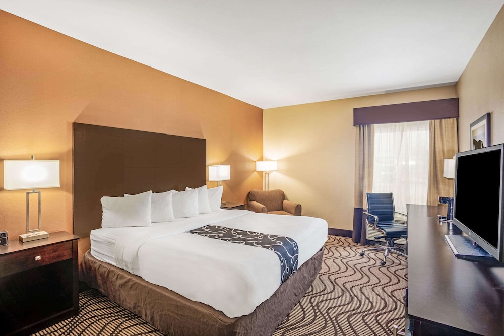 La Quinta Inn Suites Beeville 10/40