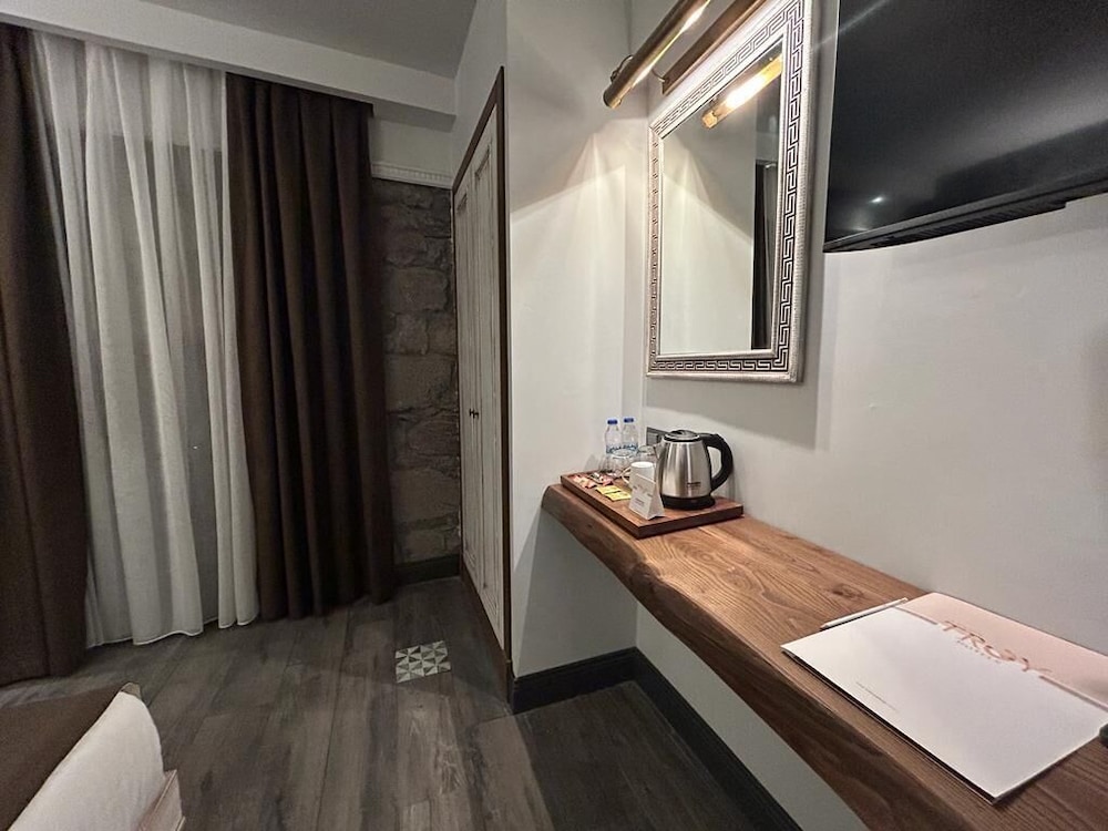 Assos Troy Port Hotel 46/47