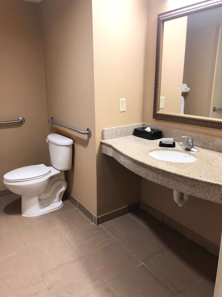Hampton Inn And Suites Norfolk Airport 7/46