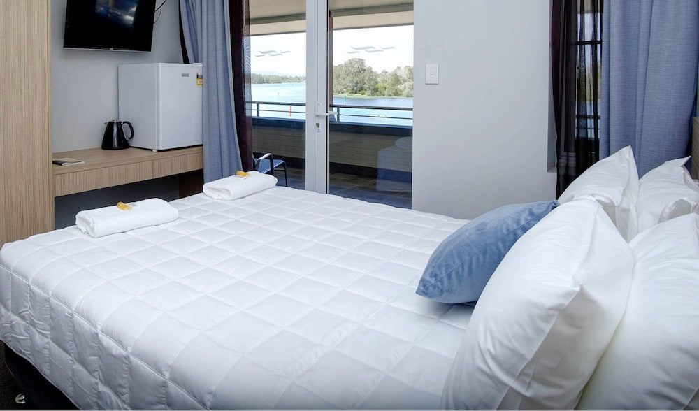 Lakes and Ocean Hotel Forster 6/40