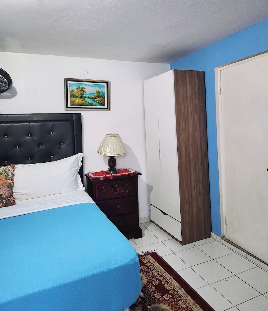 Standard, 1 King and 1 Single Beds, Pool Access، Pinkhibiscus Guest House 6/10