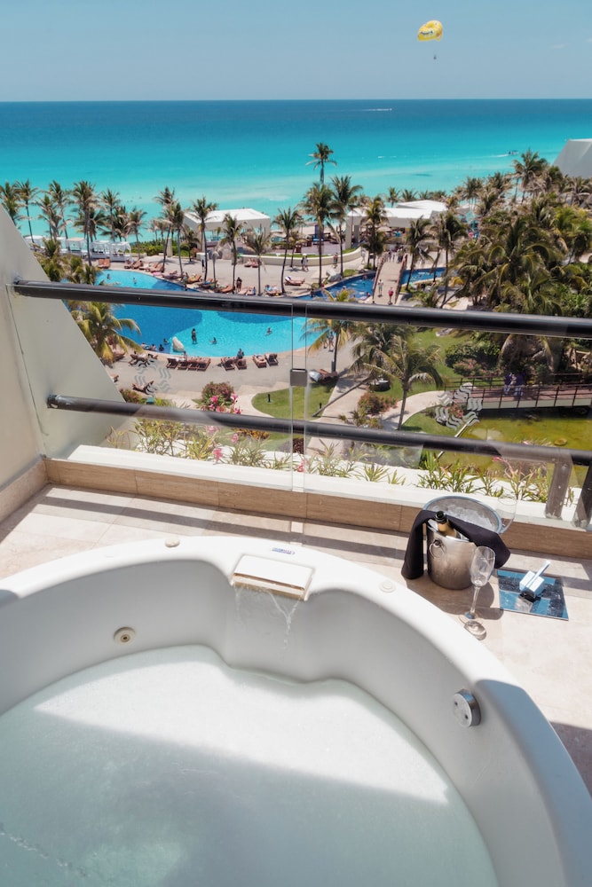 Pyramid at Grand Oasis All Inclusive 13/68
