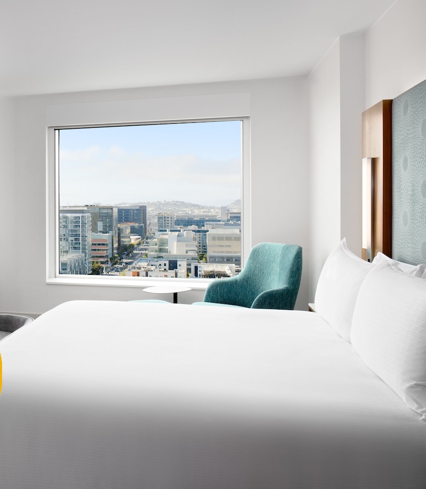 PREMIER, KING BED, BATHTUB, HIGH FLOOR, ACCESSIBLE