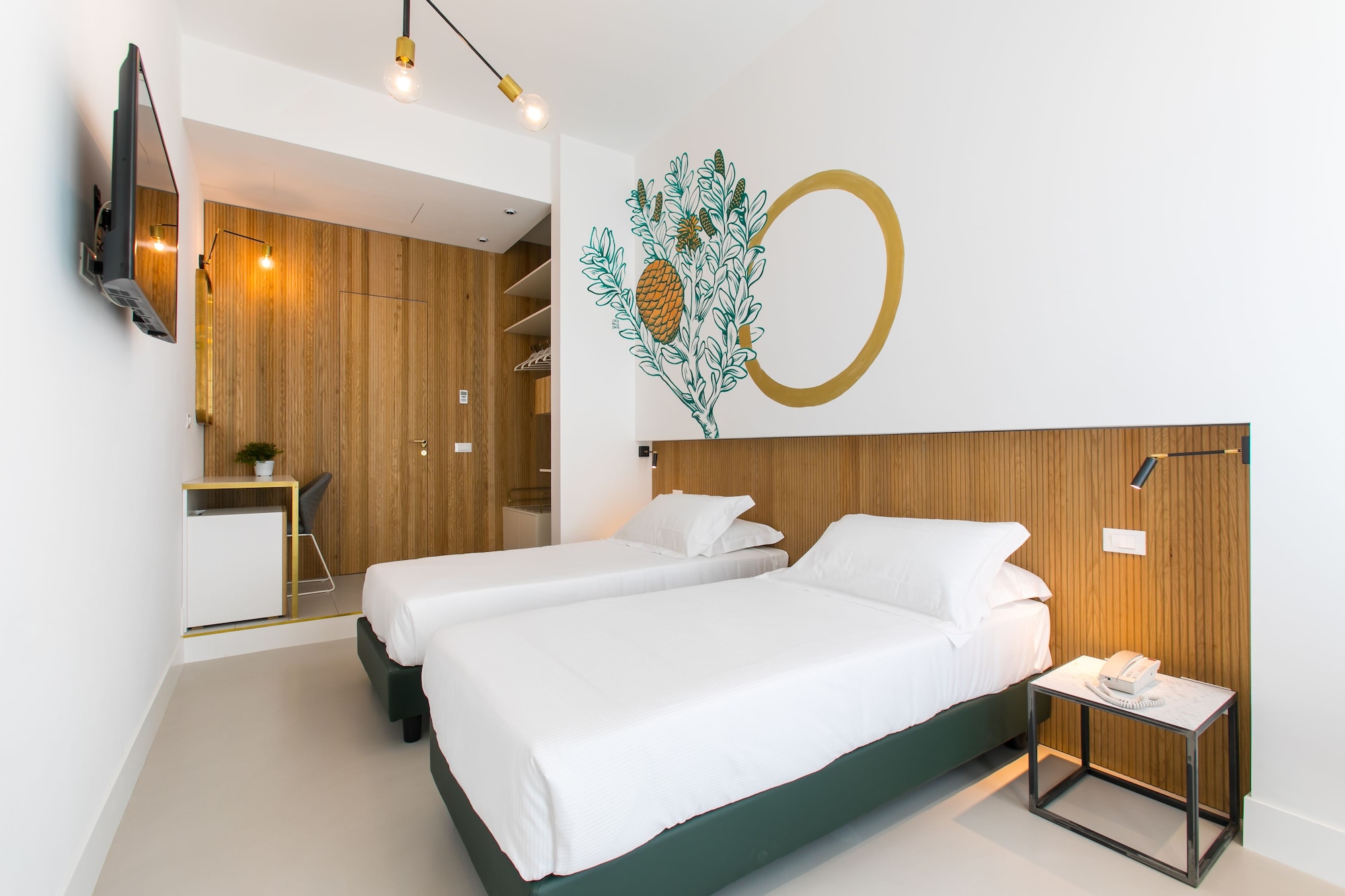 SUPERIOR, DOUBLE OR TWIN BED