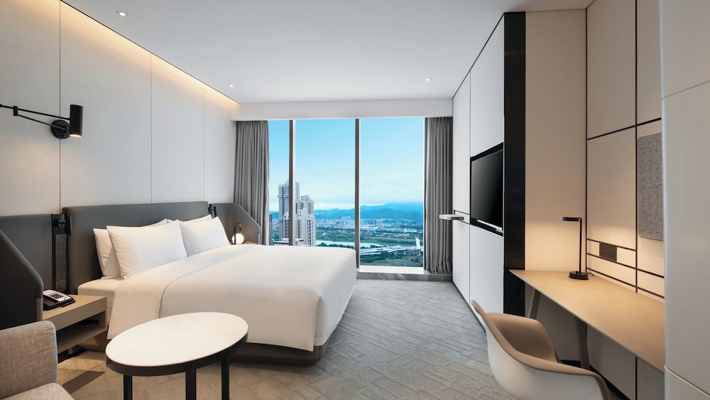 غرفة قياسية بسرير كينج بإطلالة على النهر مع دخول صالة النادي، Crowne Plaza Quanzhou Riverview 2/4