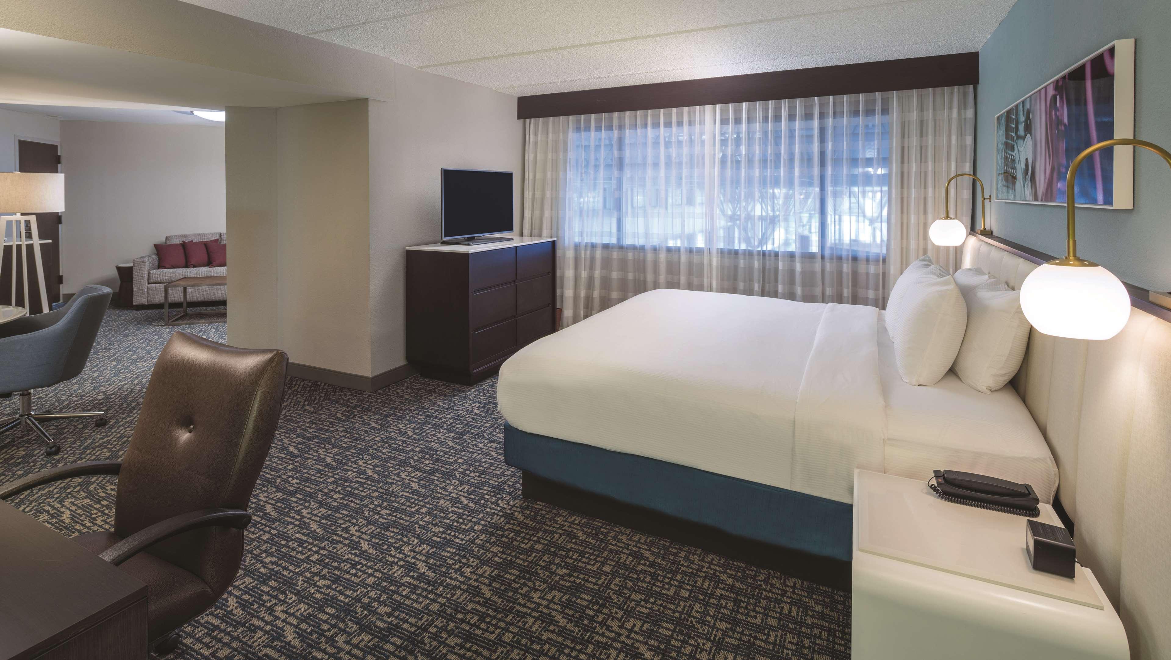 JUNIOR SUITE, KING BED, SOFA