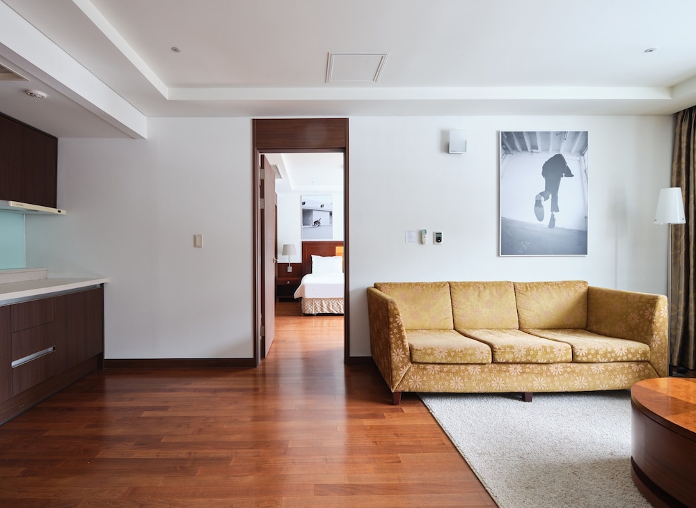 Adonis Hotel 37/58