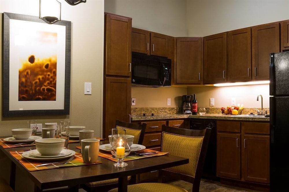 Teddy Apos S Residential Suites Watford City 41/56
