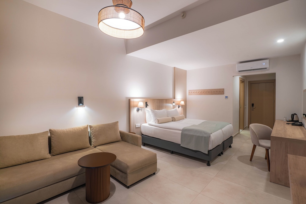 غرفة إليت بسرير كينج مع أريكة، Victoria Princess Hotel Side - Adults Only 5/7