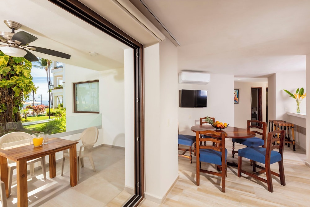 Vista Vallarta All Suites on the Beach 49/75