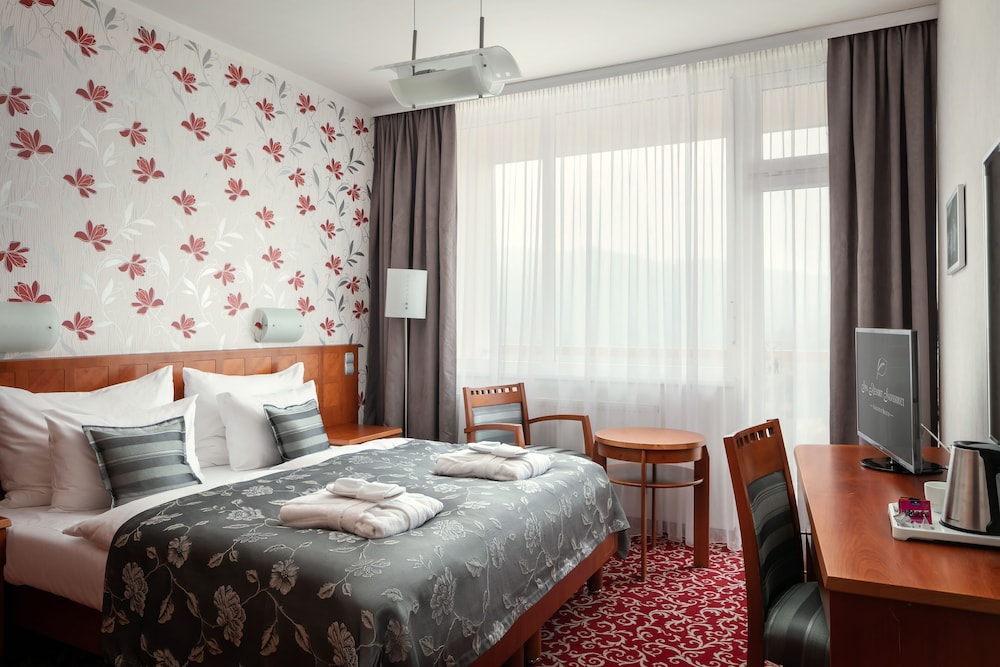 1 BEDROOM, SUITE