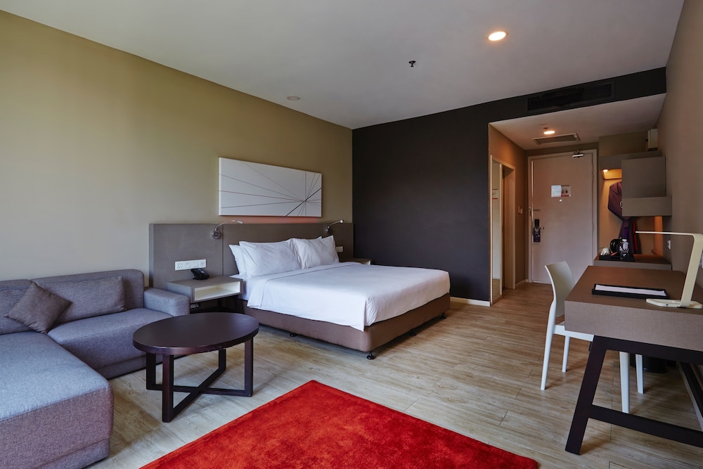 DELUXE, KING BED