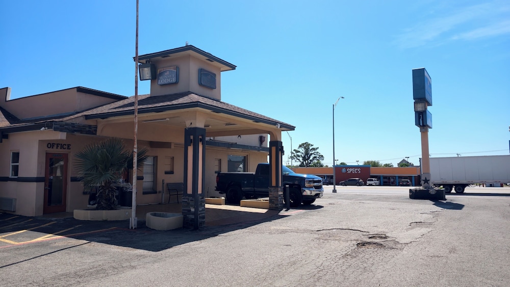 Sunset Lodge Elgin near US 290 by Hotel O 39/47