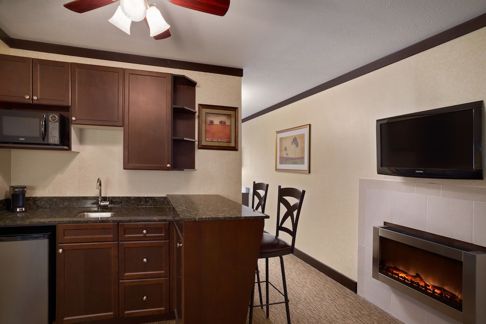Days Inn & Suites by Wyndham Sault Ste. Marie ON 24/30