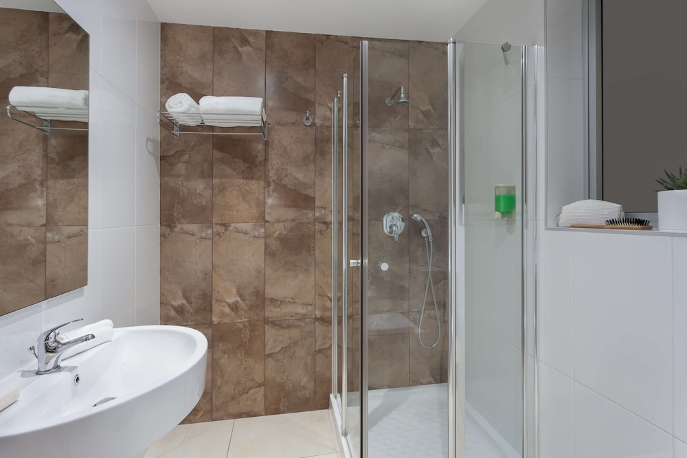 115 The Strand Hotel And Suites 47/49