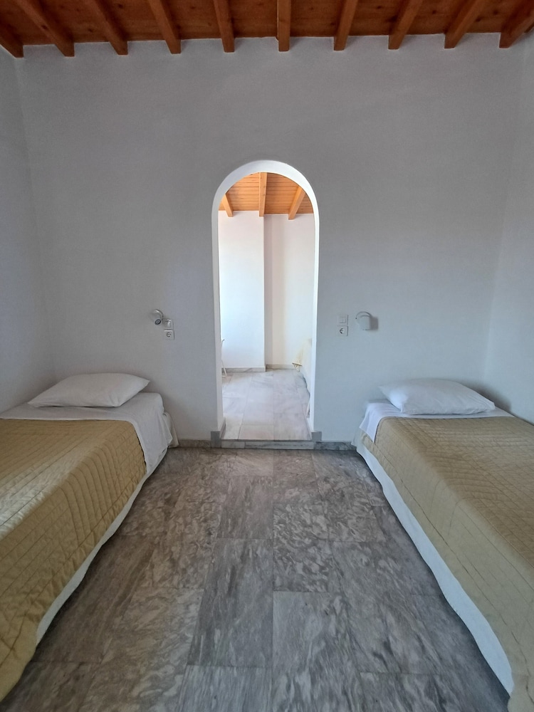 Manos Rooms 22/50