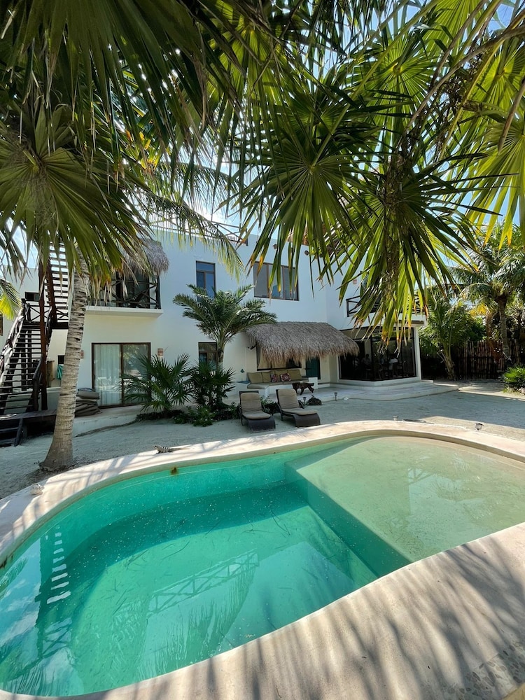 La Puerta Azul Beachfront Adults Only 48/50