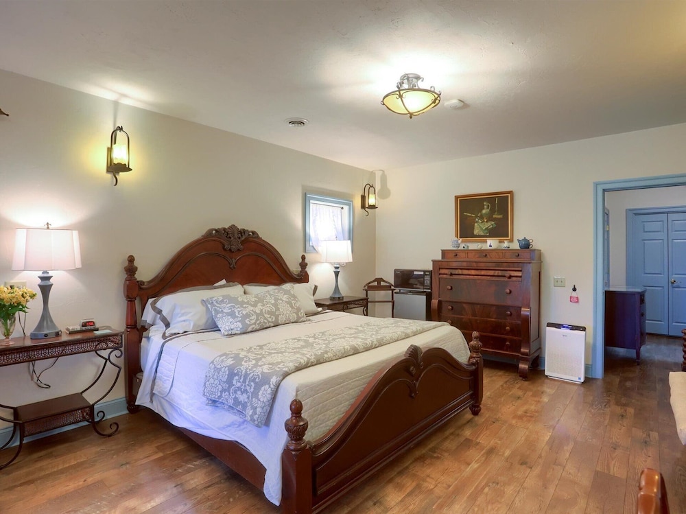 Hideaway, King Bed، Battlefield Bed &amp; Breakfast Inn 3/10