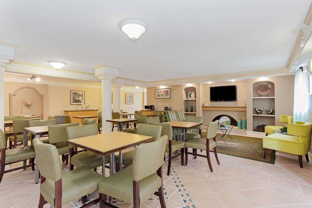 La Quinta Inn by Wyndham Orlando Airport West 28/40