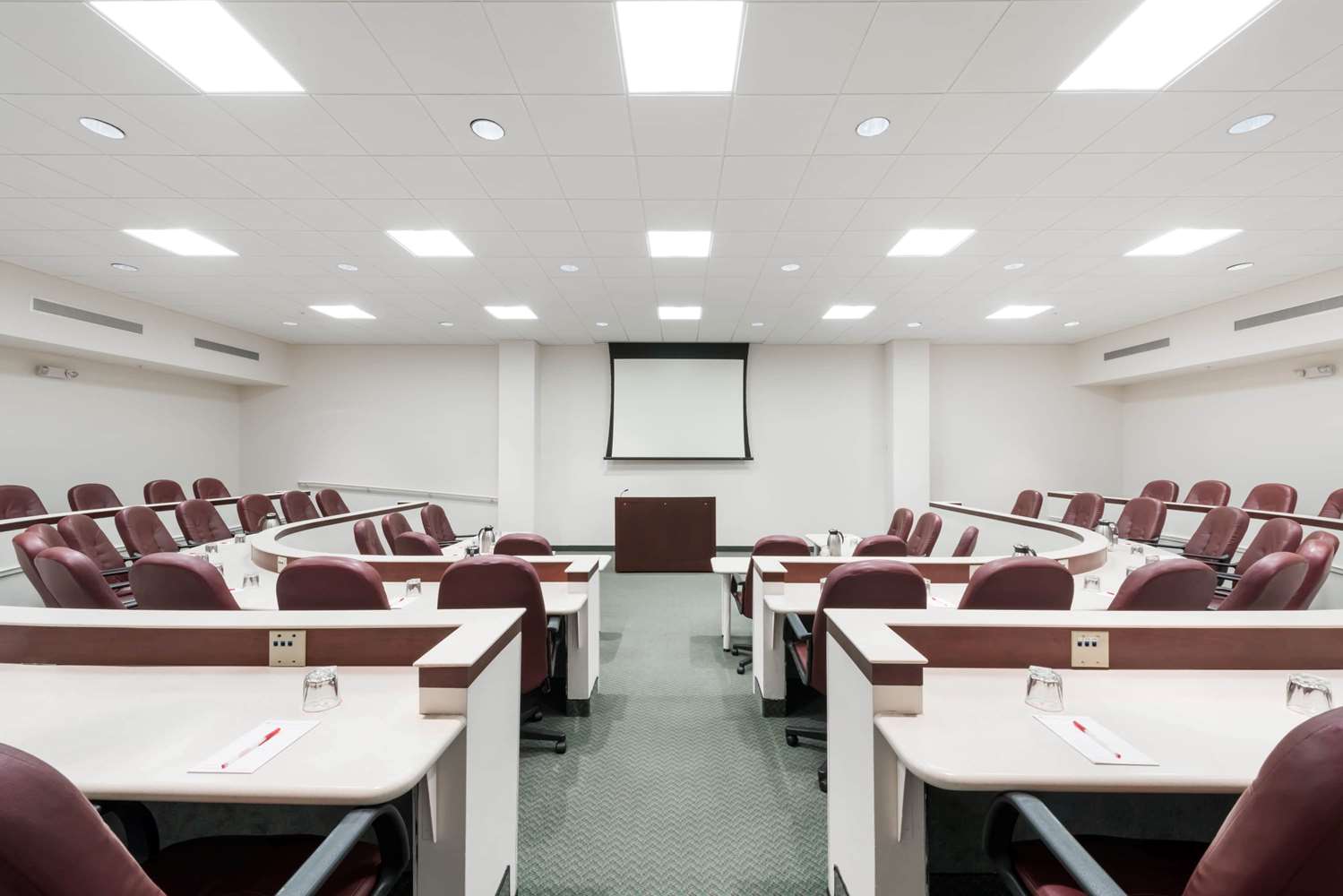 Ramada by Wyndham State College Hotel & Conference Center 23/40