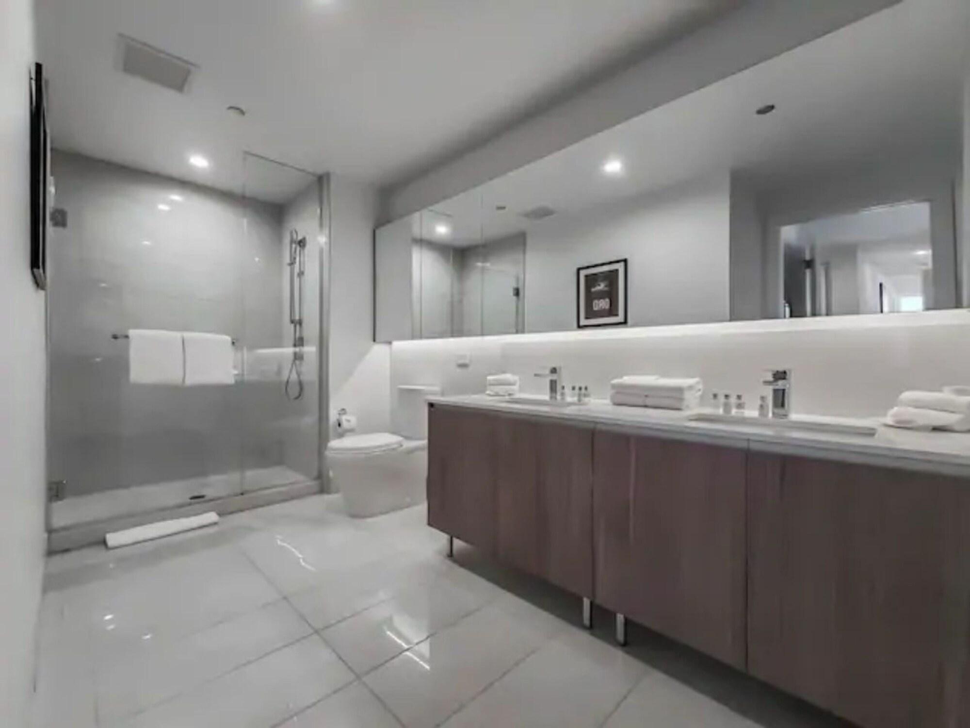 Deluxe, Multiple Beds, City View 5/5