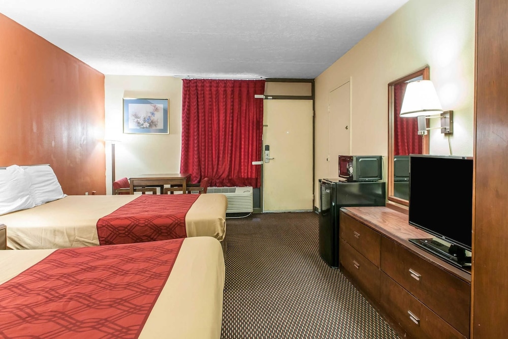 Econo Lodge Seymour, IN 26/37