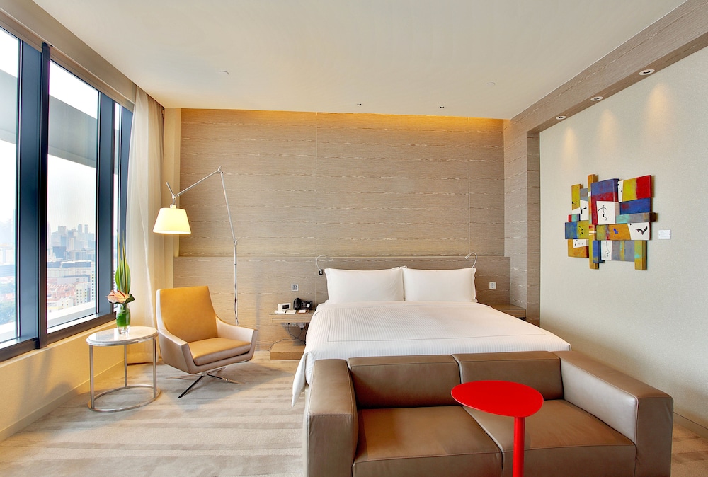 SKYLINE, STUDIO, LOUNGE ACCESS