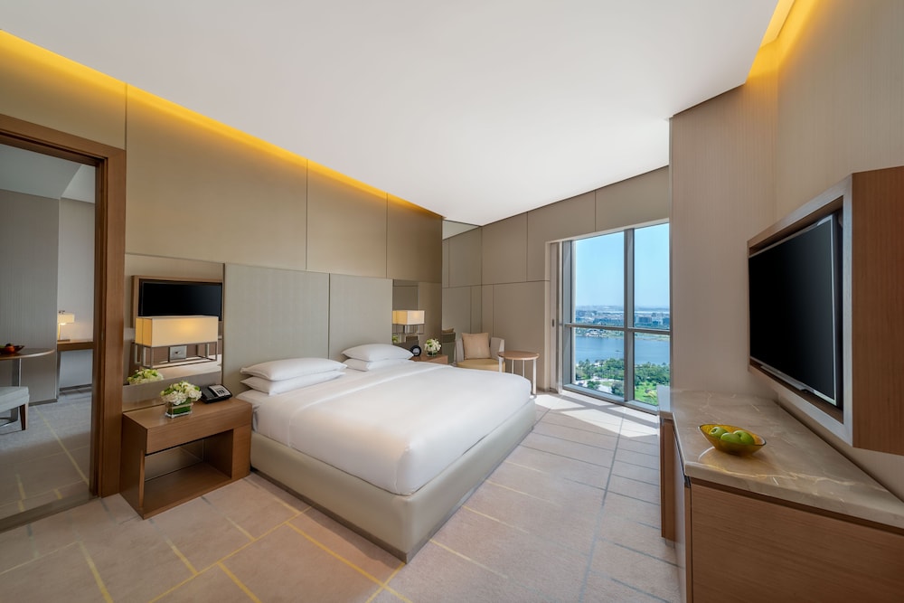 ROOM, KING BED, LOUNGE ACCESS