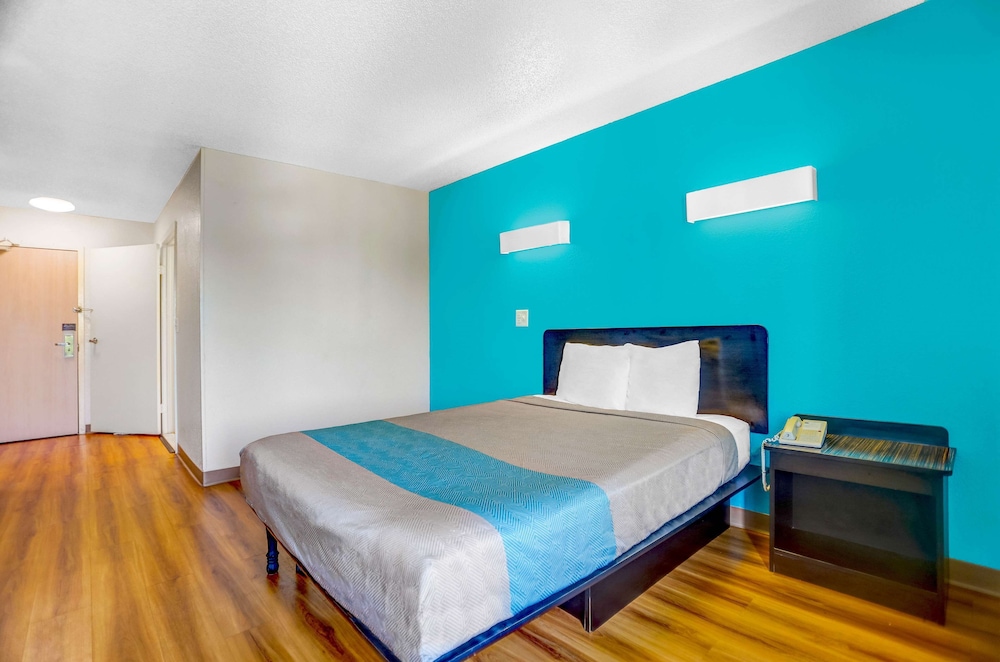 Motel6 Raleigh, NC - North 23/50