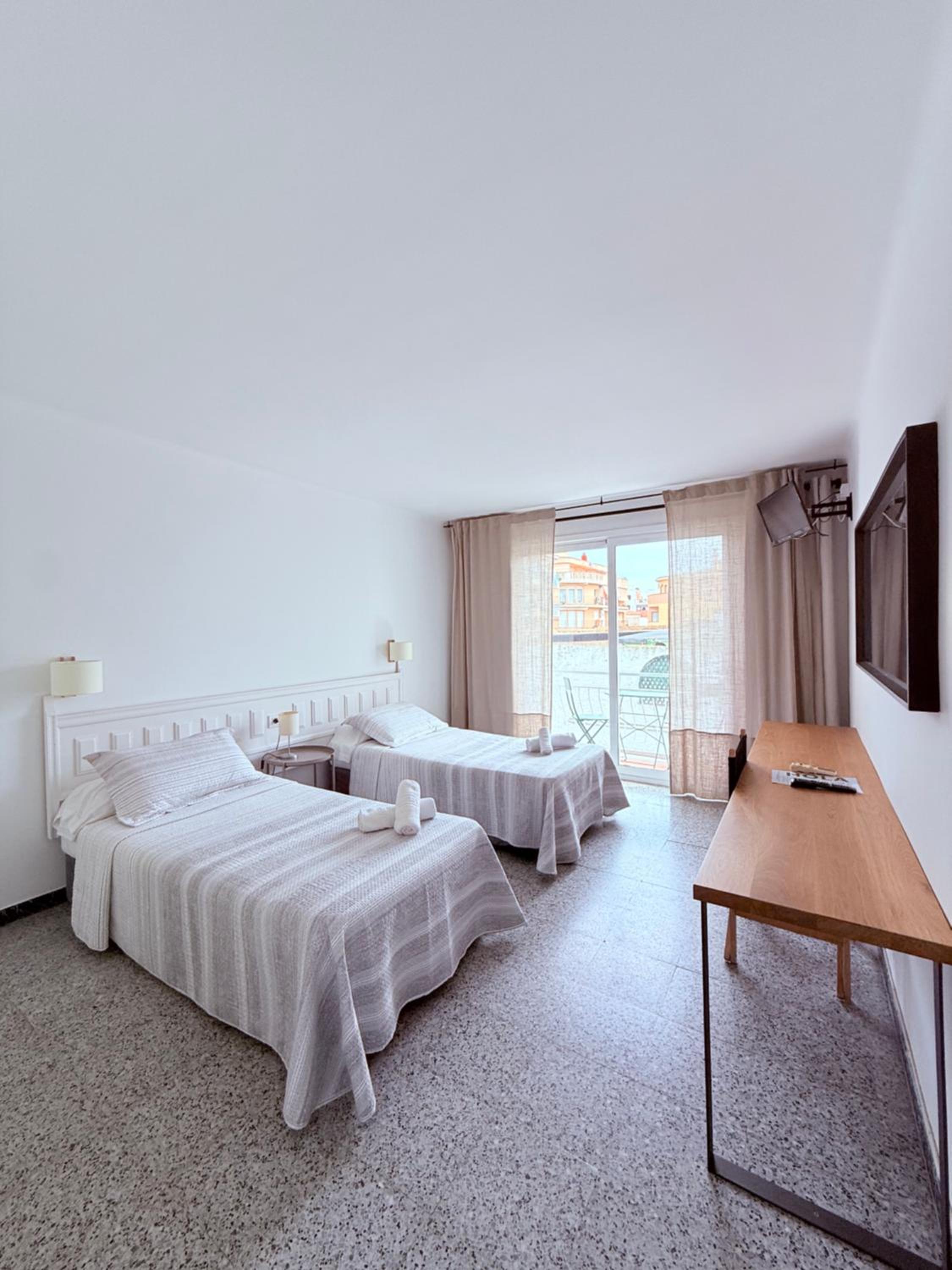 L'illa Hotel 12/25