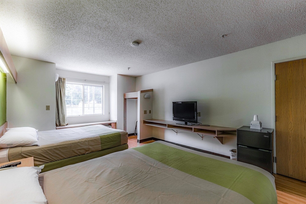 Motel6 Charlotte, NC - University 30/45