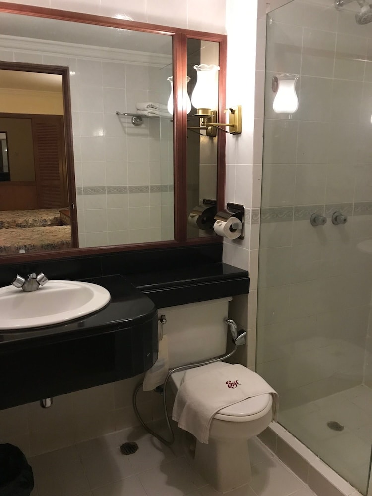 The Executive Hotel 22/25