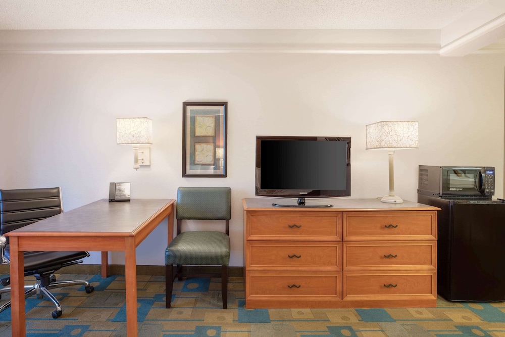 La Quinta Inn Suites Ocala 48/72