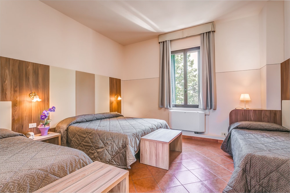 ROOM, QUADRUPLE