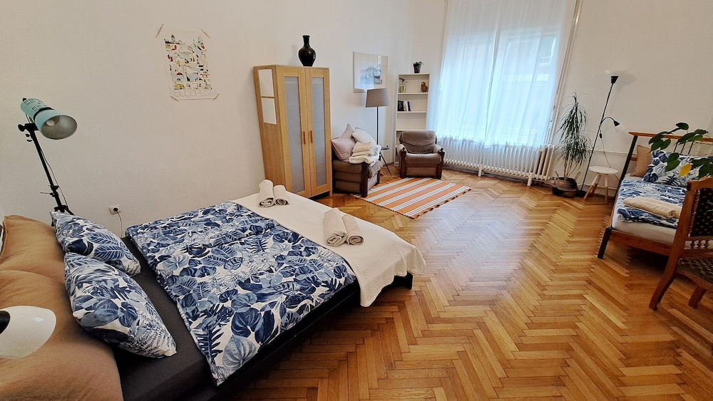 ROOM, TRIPLE, SHARED BATHROOM