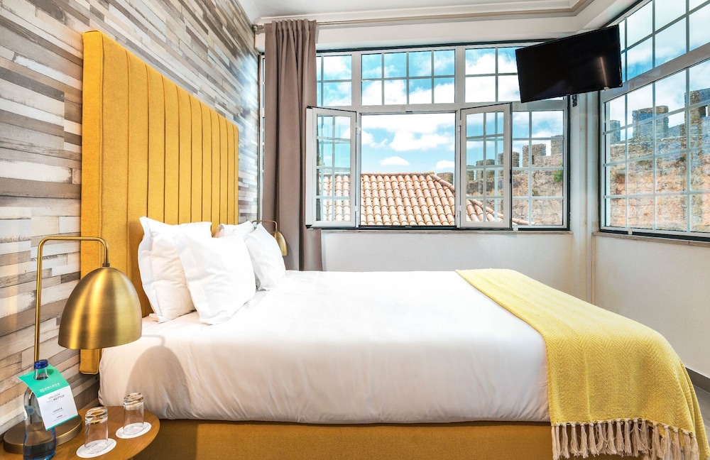 Charming, Queen Bed