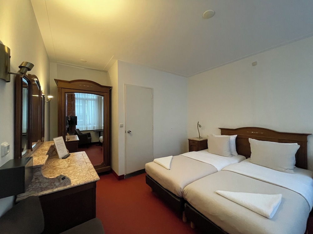 ROOM, TWIN BEDS