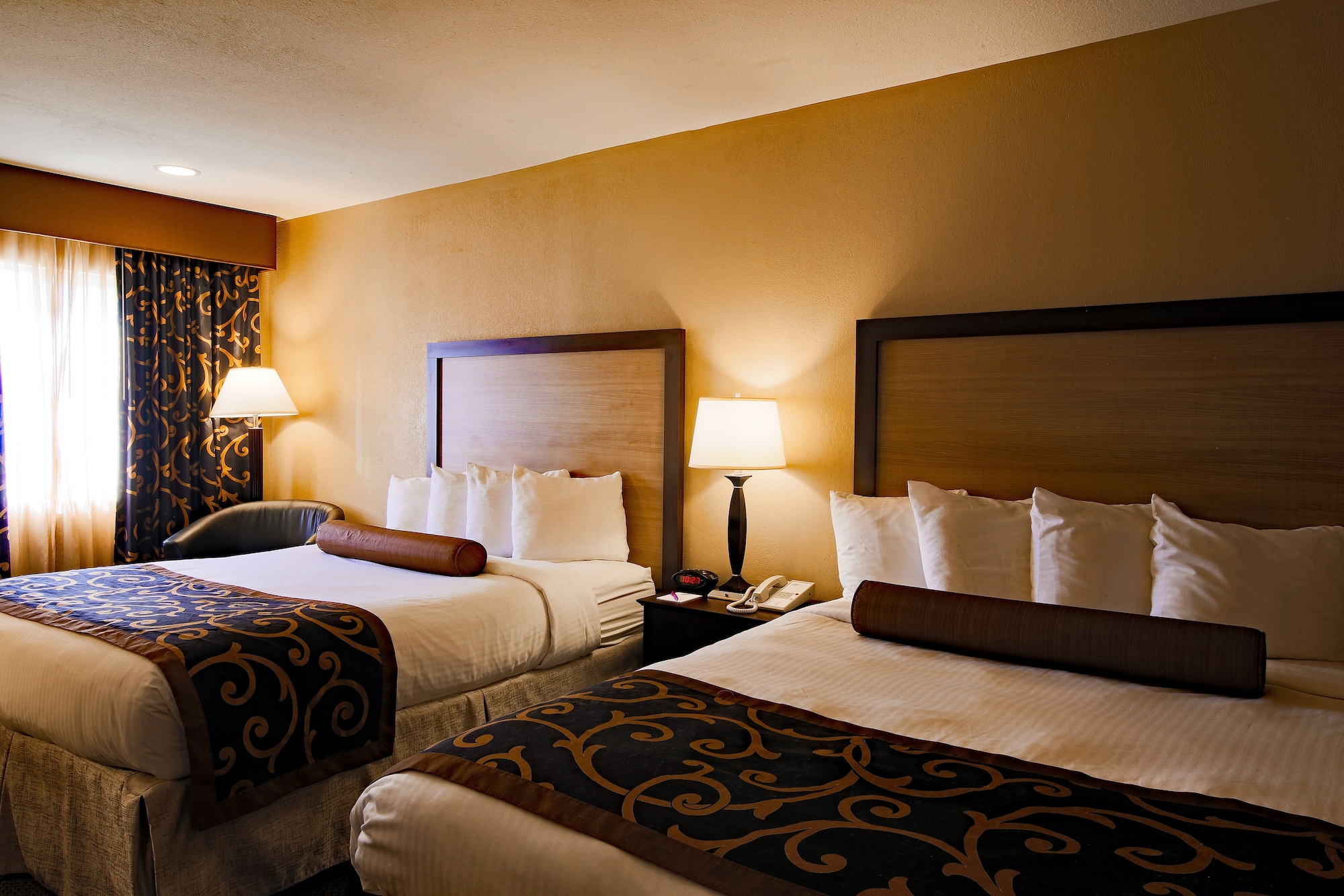 Standard, 2 Queen Beds, Pool Side